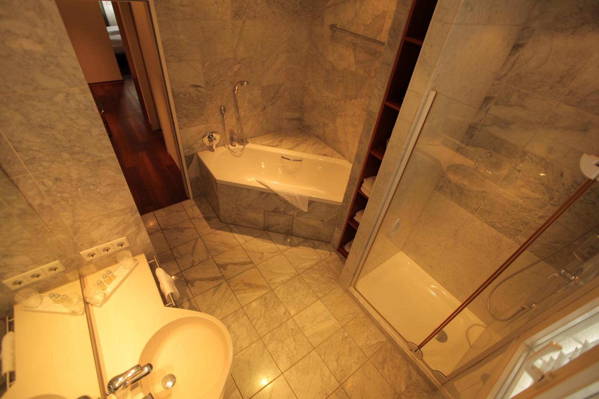 Hotel Mariotto Am Burghof Лёррах Номер фото